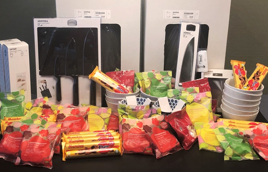 Nærbilde av donasjon med godteri og kjøkkenutstyr