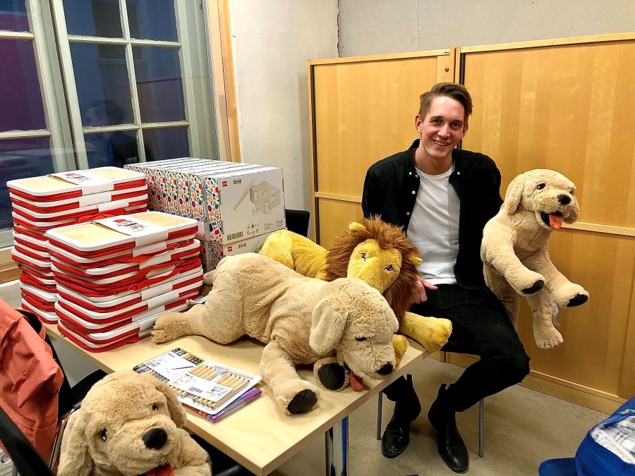 Koordinator miler til kamera med bamser og andre gaver