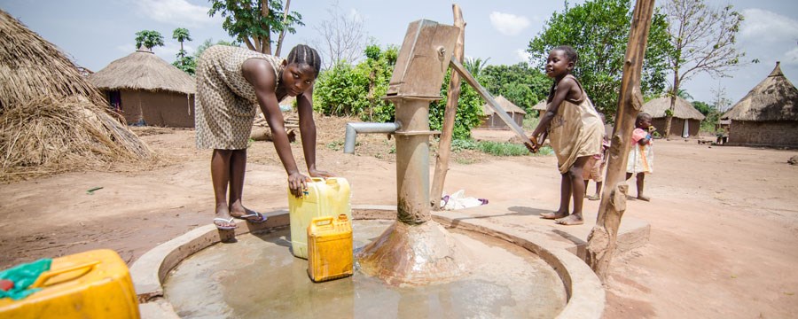 To jenter henter vann i Sør-Sudan