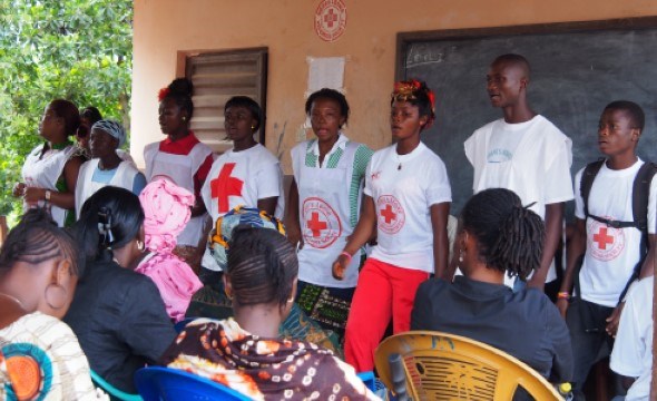 Frivillige i Sierra Leone Røde Kors samlet utenfor hus