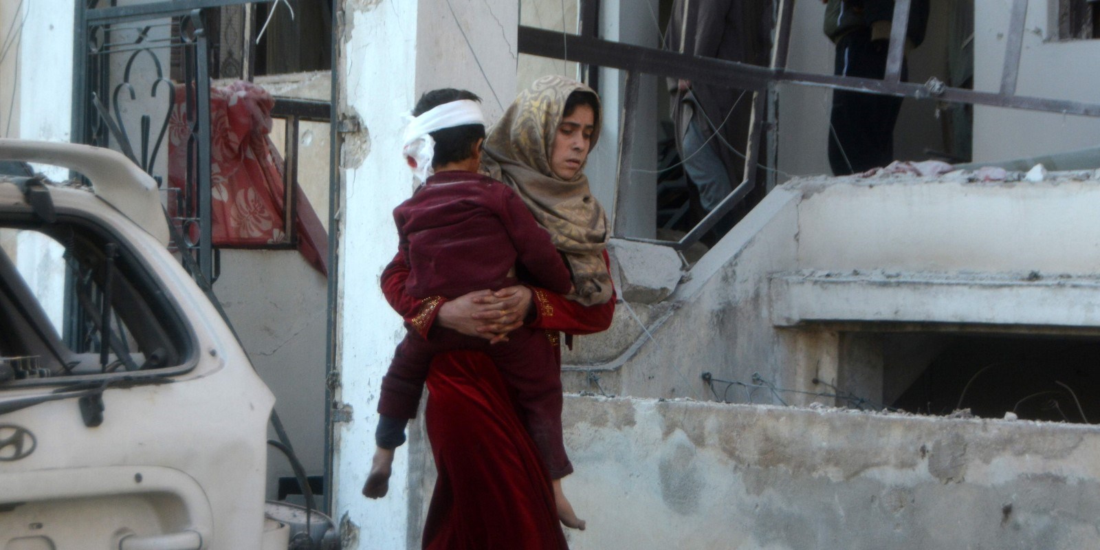 En kvinne bærer et barn som er skadet