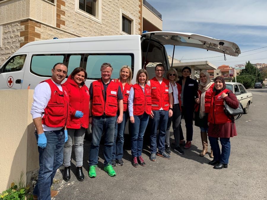 Gruppebilde fra Liobanon med representanter fra Røde Kors og Torbjørn Johannson