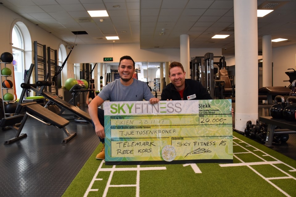 VIKTIG BIDRAG: Inntektene etter Skien City Run 2017 går direkte til Telemark Røde Kors sitt arbeid mot ensomhet. (Fra venstre: Jorge Brito, Sky Fitness, Bjørn Runar Foss Sodeland, Telemark Røde Kors.) VIKTIG BIDRAG: Inntektene etter Skien City Run 2017 går direkte til Telemark Røde Kors sitt arbeid mot ensomhet. (Fra venstre: Jorge Brito, Sky Fitness, Bjørn Runar Foss Sodeland, Telemark Røde Kors.) 