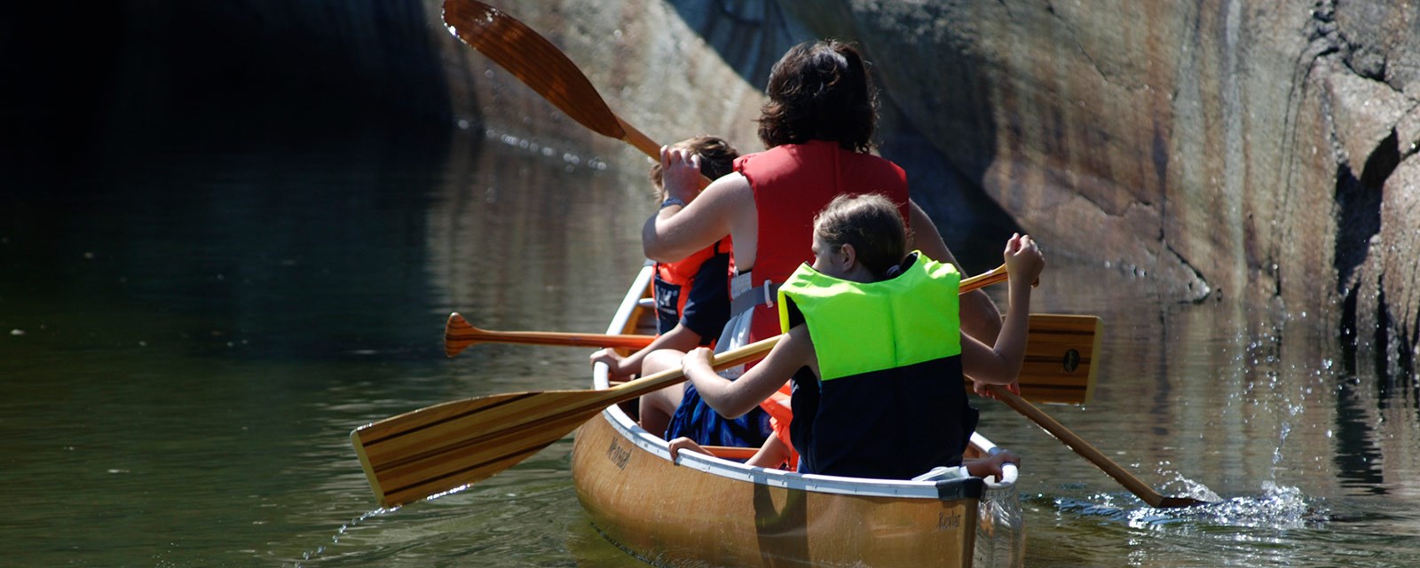 voksen og barn i kano
