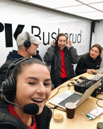 NRK som har temamøtet der fire personer har på seg headsett. På bordet ser du elektroniske utstyret de bruker.