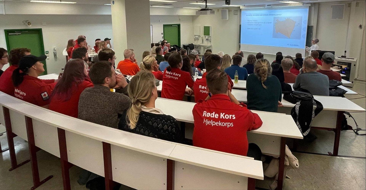 Full sal på Haukeland da hjelpekorpsere fikk faglig påfyll om dykkerulykker og trykkammerbehandling.