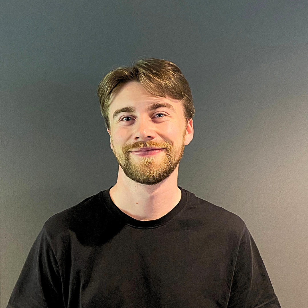 Ung mann som smiler