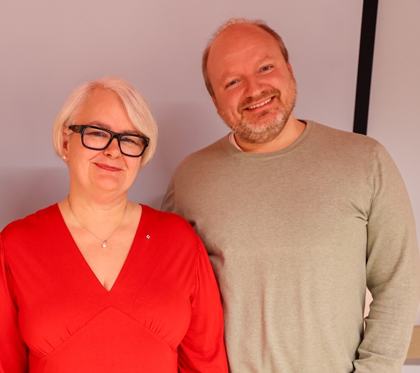 Marita H. Fossen, daglig leder, og Thomas Enoksen, styreleder i Trondheim Røde Kors.