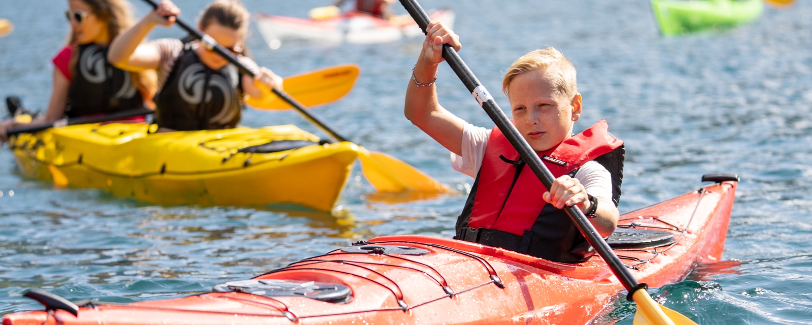 RØFF i Lærdal testar ut ulike typar friluftsaktivitet, mellom anna kajakk. 