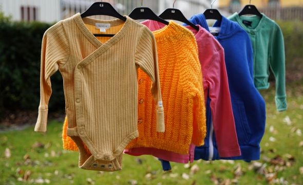 Bilde av tøy på kleshenger