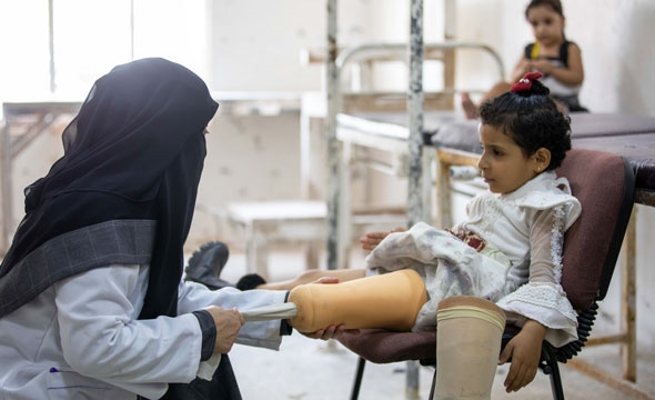 Jente får hjelp med protese