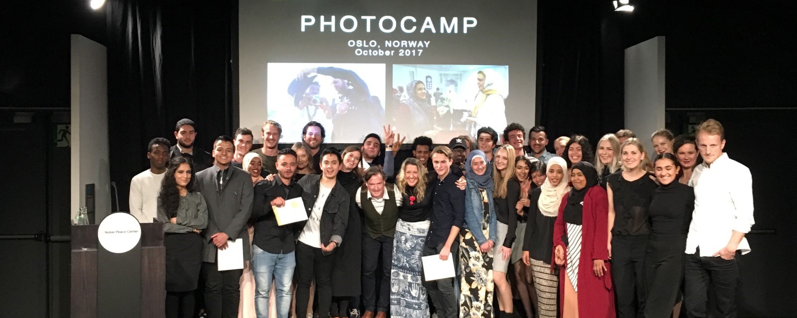National Geographic Photo Camp-studentene poserer på presentasjon hos Nobels fredssenter