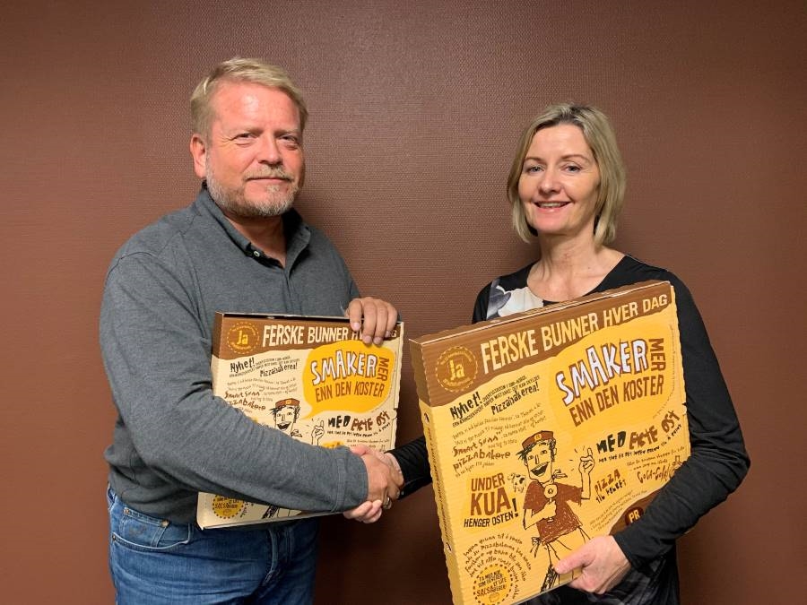 Røde Kors og Pizzabakeren partnerbilde med Pizzabokser i hendene