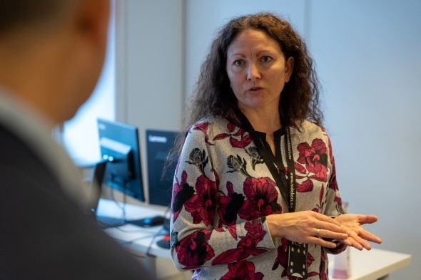 Bilde av kvinne i samtale med mann