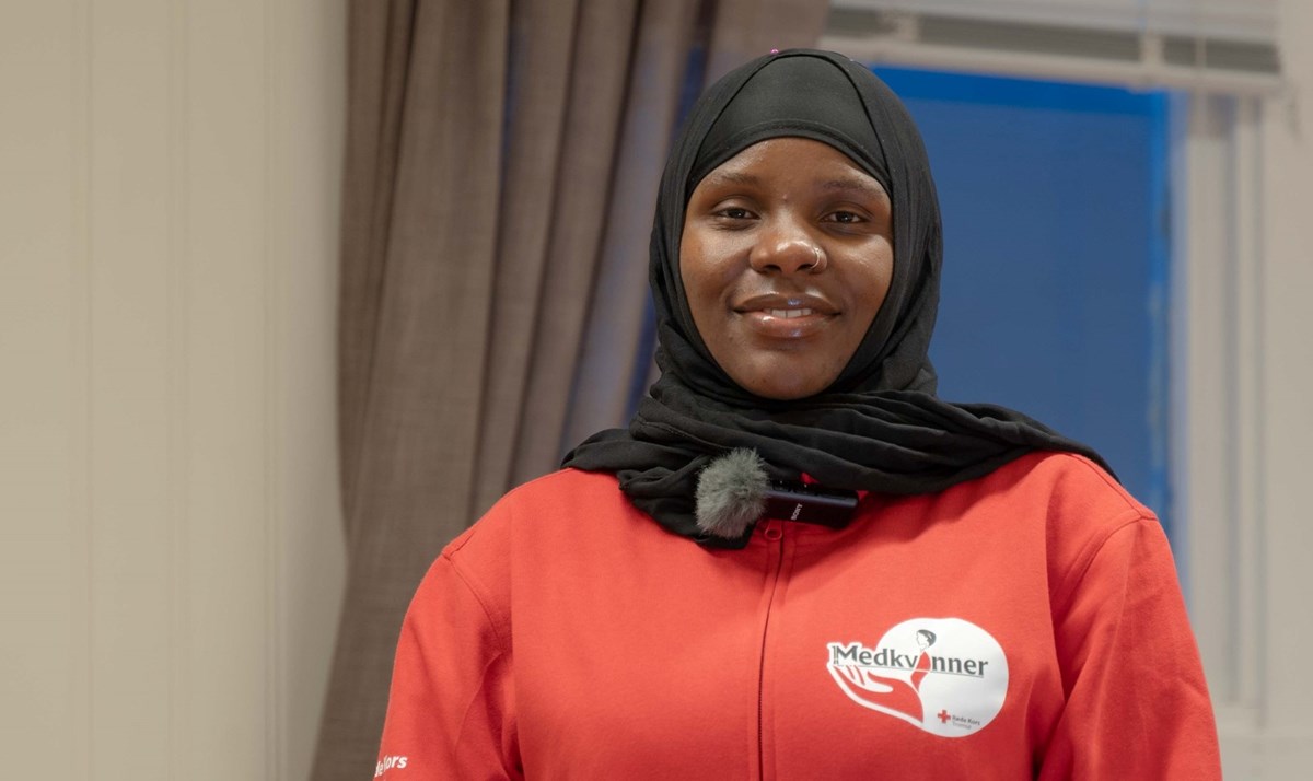 Malavisk kvinne med hijab og røde kors bekledning