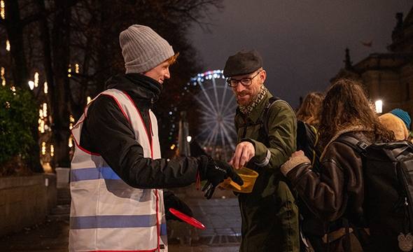 bilde av frivillig i røde kors