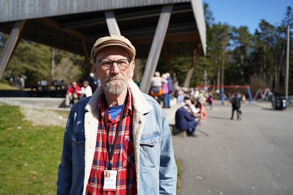 Aktivitetsleder Knut Oaland utenfor paviljongen i Vangen.