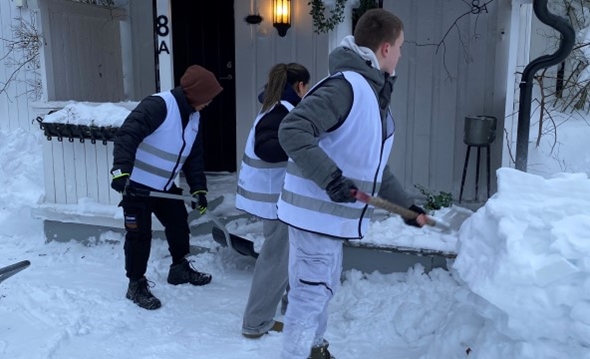 Ungdom fra Fellesverket måker for eldre i Sandefjord.