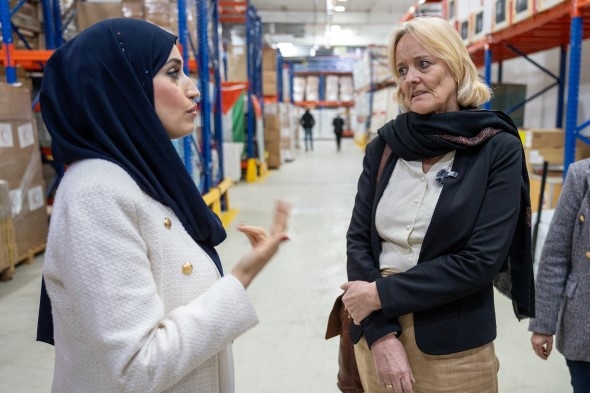 Bilde av anne Bergh og annen kvinne på lager i Ramallah