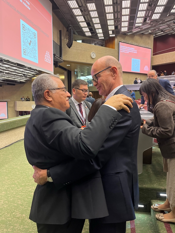 Sven Mollekleiv gratuleres etter valget.