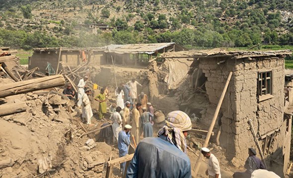 Letemannskaper leter gjennom ruiner