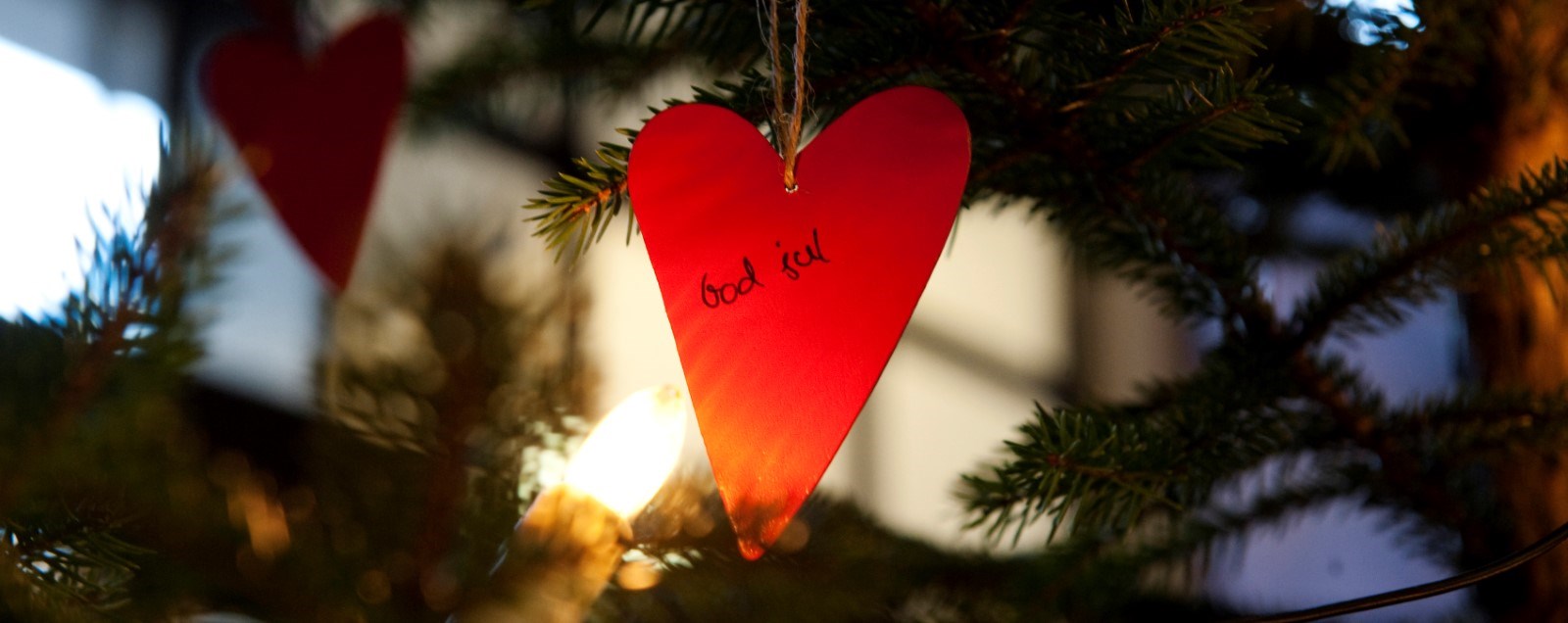 Nærbilde av et hjerte som henger på et juletre
