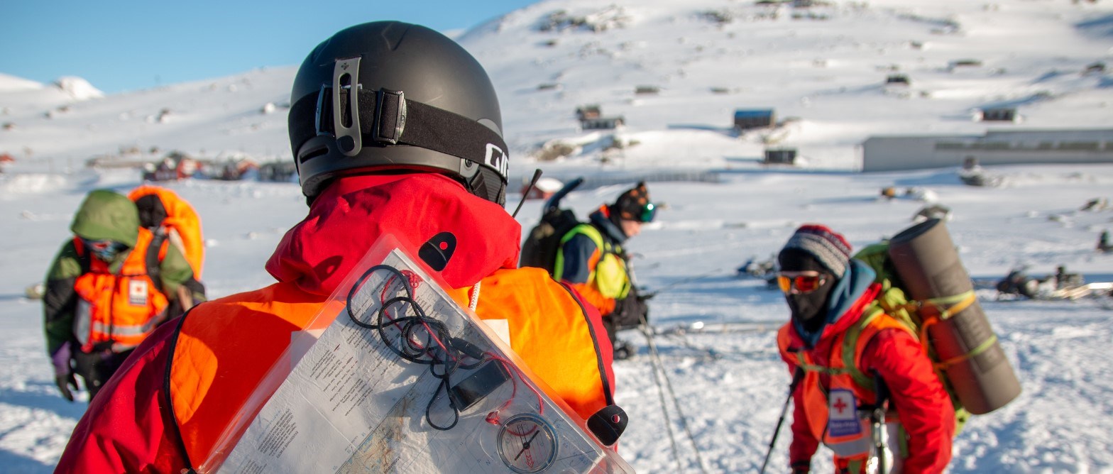 Frivillige i Røde Kors i turklær på skitur