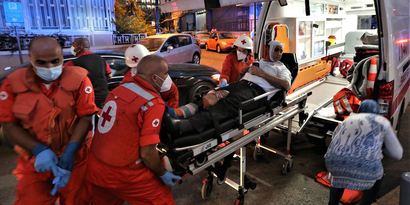 Ambulansepersonell i høy aktivitet for å sikre transport av sårede personer