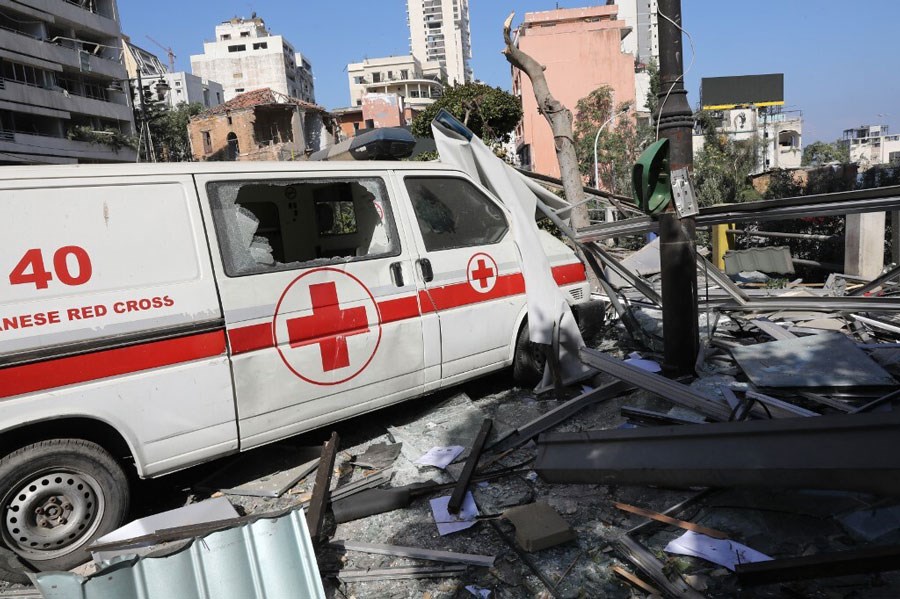 En ødlagt ambulanse i ruiner etter eksplosjon i Beirut