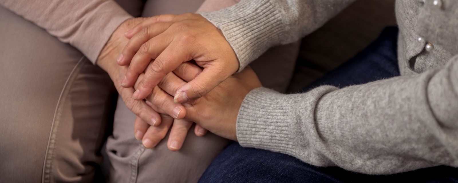 To kvinnehender holder hverandre.