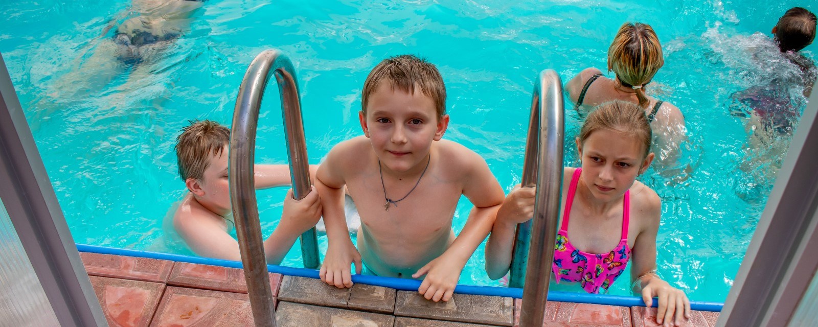 Bilder av barn i svømmebasseng på ferie for alle i Ternopil i Ukraina.