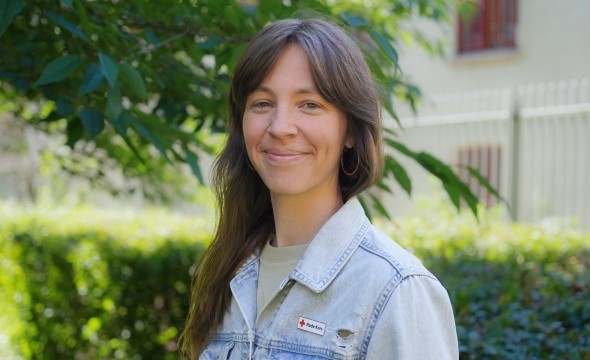 Portrettbilde av en kvinne i rød genser med Røde Kors-logo.