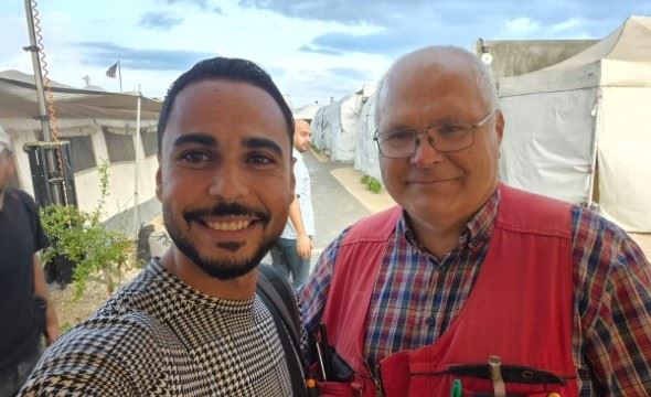 To menn som jobber på feltsykehuset til Røde Kors i Gaza.