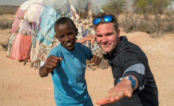 Øystein Pettersen besøker Somaliland med Røde Kors i 2017. Her med en lokal gutt.