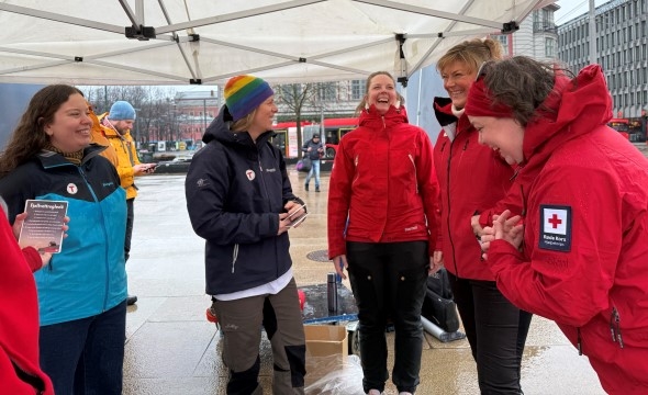 Røde Kors og DNT markerte fjellvettdagen med å dele ut fjellvettreglene i Oslo.