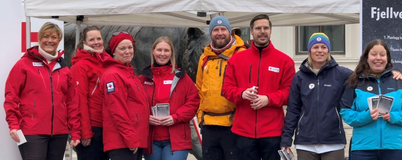 Markering av fjellvettdagen utenfor Oslo S, med representanter fra Røde Kors og DNT.