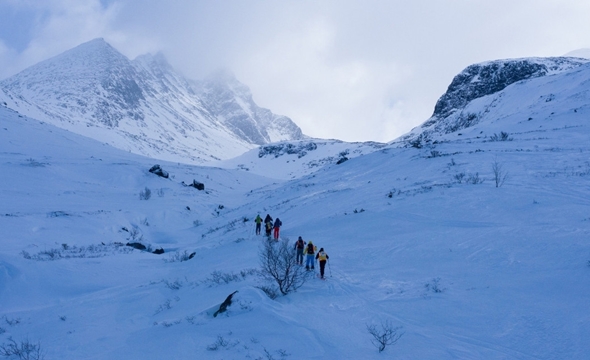 Skigåere i fjellandskap ved Turtagrø