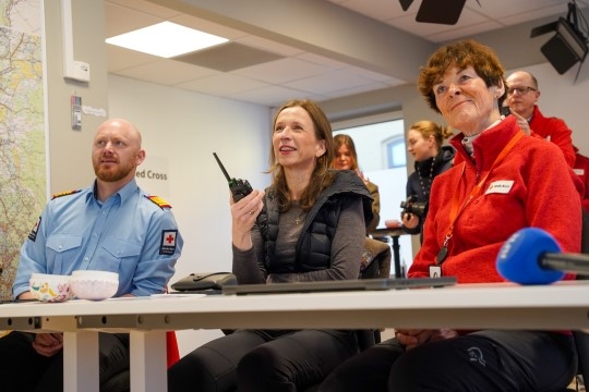 Justis og beredskapsministeren åpner Røde Kors sin påskesentral.