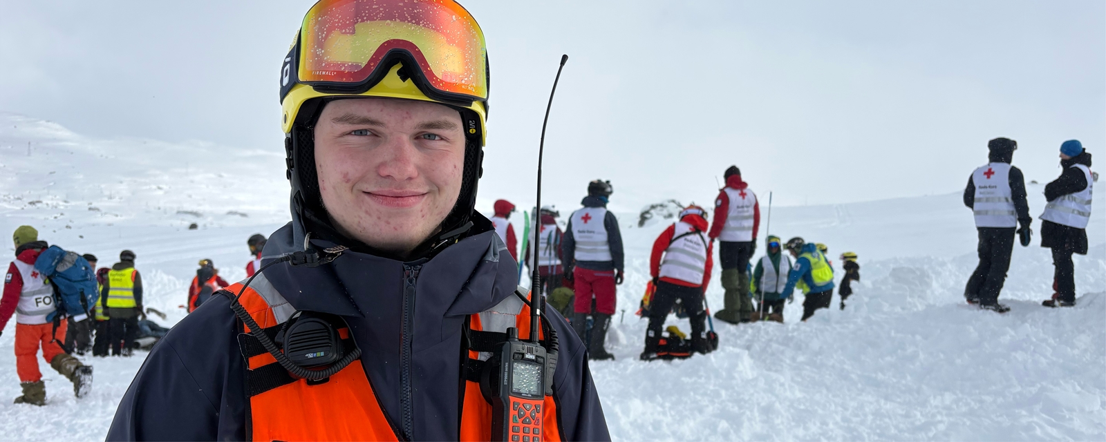 Portrettbilde av en ung hjelpekorpser i snødekt landskap