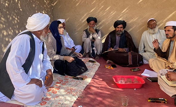 Ayesha Wolasmal snakker med en gruppe fra Taliban