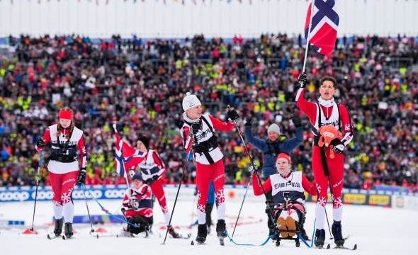 Målgang under ski-VM i Trondheim for Team Pølsa.