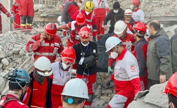 Frivillige i Iran leter i ruiner etter overlevende.