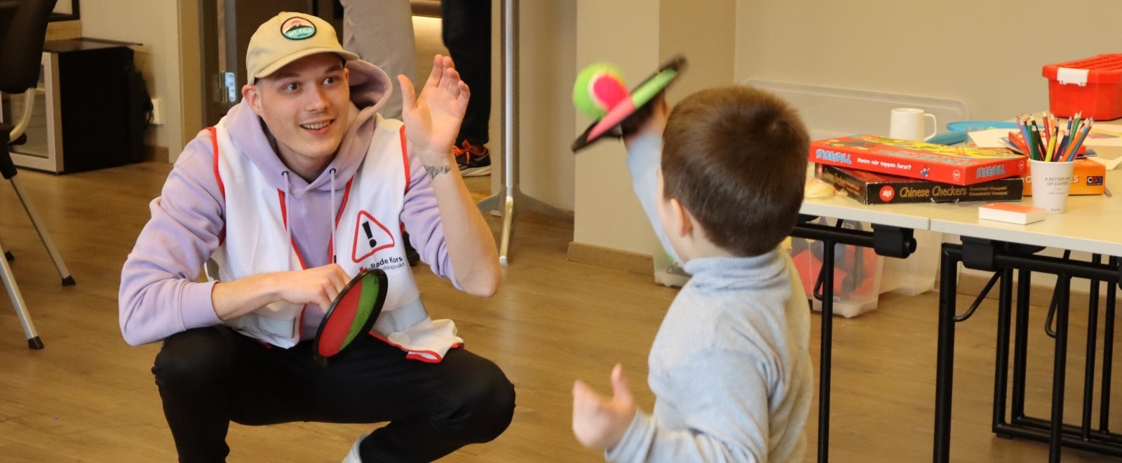 Barn fra et asylmottak leker sammen med en frivillig fra Røde Kors Ungdom. 