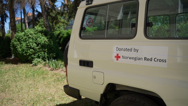 En bil som det står "Donated by Norwegian Red Cross" på)