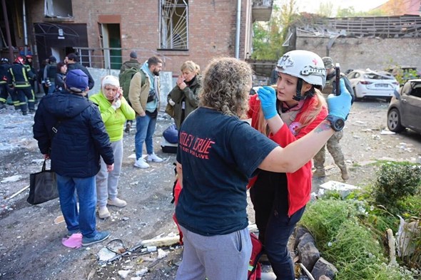 Røde Kors-frivillig hjelper kvinne etter eksplosjon i Ukraina.