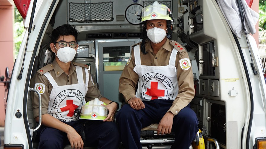 Røde Kors-arbeidere hjelper covid-pasienter med oksygen.