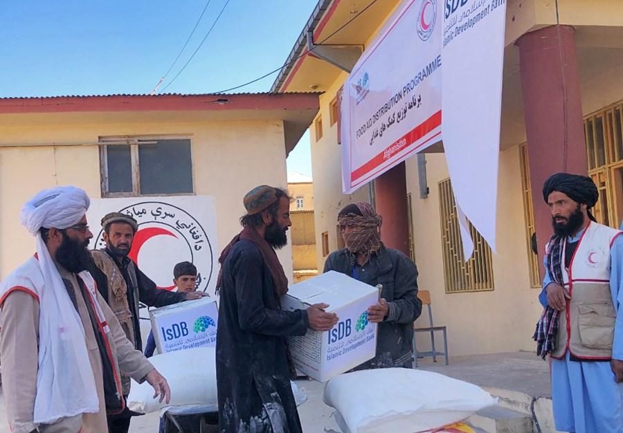 Hjelpearbeidere deler ut nødhjelp i Afghanistan
