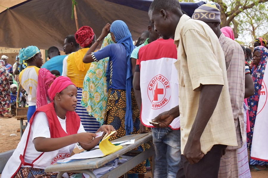 Røde Kors-frivillige registrerer folk som trenger nødhjelp.