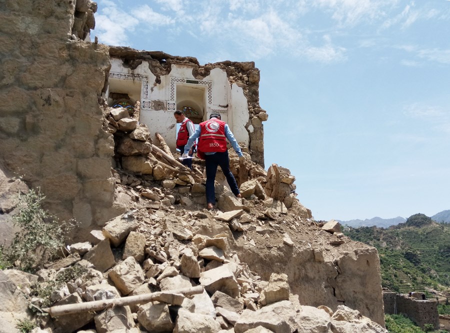 Hjelpearbeidere fra Røde Kors leter gjennom ruiner