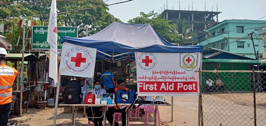 En førstehjelpsstasjon i på gaten i Myanmar